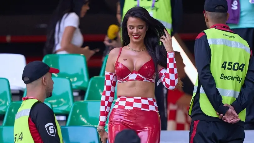 Ivana Knöll, la 'Novia del Mundial', enamora a sus seguidores jugando futbol en bikini