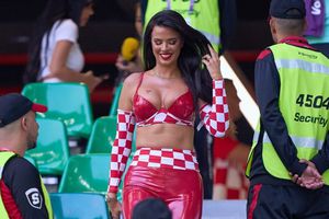 Ivana Knöll, la 'Novia del Mundial', enamora a sus seguidores jugando futbol en bikini