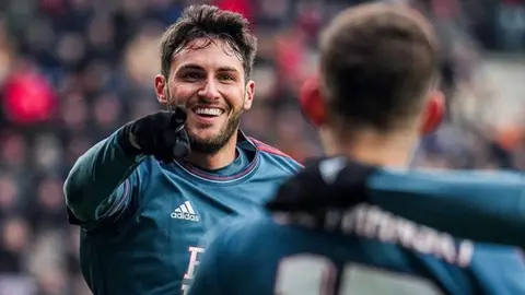 Santi Giménez canta 'Ella baila sola' de Peso Pluma en asado