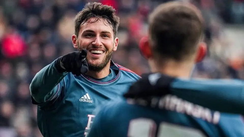 Santi Giménez canta 'Ella baila sola' de Peso Pluma en asado
