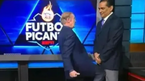 José Ramón Fernández le dio rodillazo a Ramos Rizo al estilo de Fernando Hernández