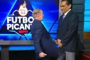 José Ramón Fernández le dio rodillazo a Ramos Rizo al estilo de Fernando Hernández