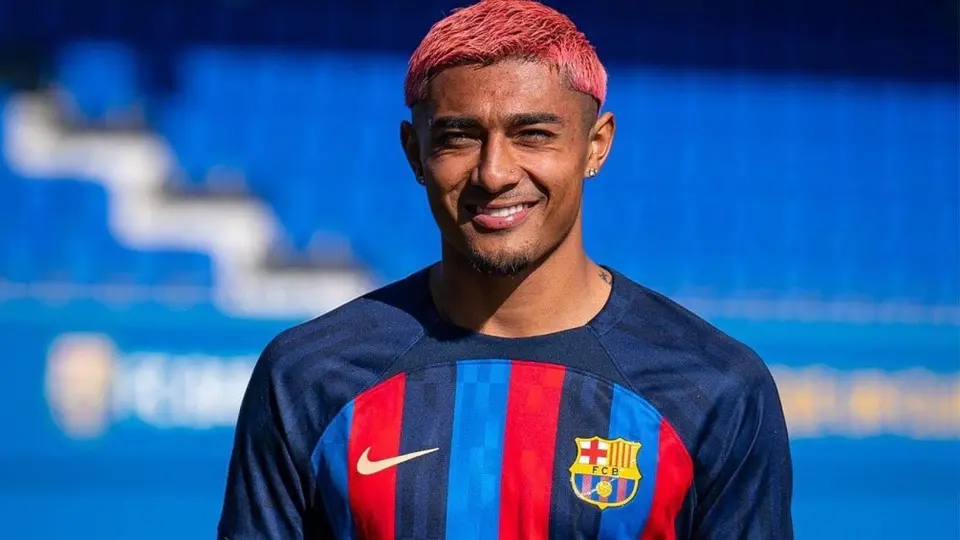 Julián Araujo, con la oportunidad de debutar en el Barcelona en amistoso ante Vissel Kobe