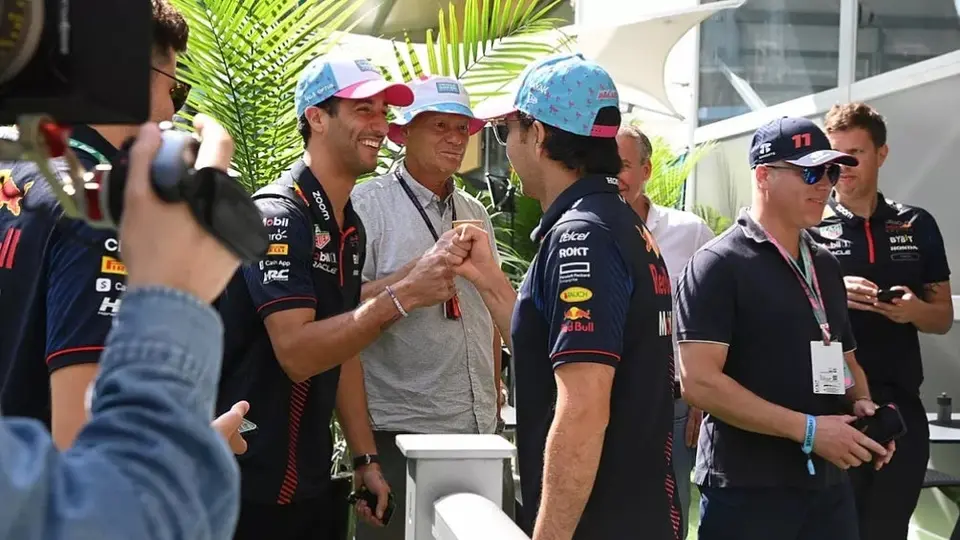 Eddie Jordan: "No hay forma de que Ricciardo haga lo mismo que Checo"