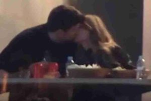 Piqué y Clara Chía se muestran muy cariñosos en pleno partido del Andorra