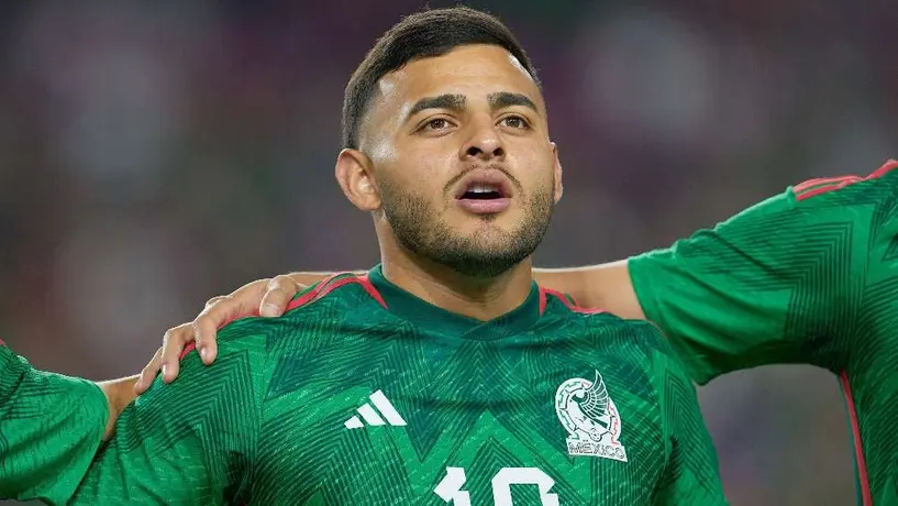 Alexis Vega cumplió su promesa y regaló su playera a una aficionada