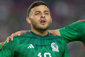 Alexis Vega cumplió su promesa y regaló su playera a una aficionada