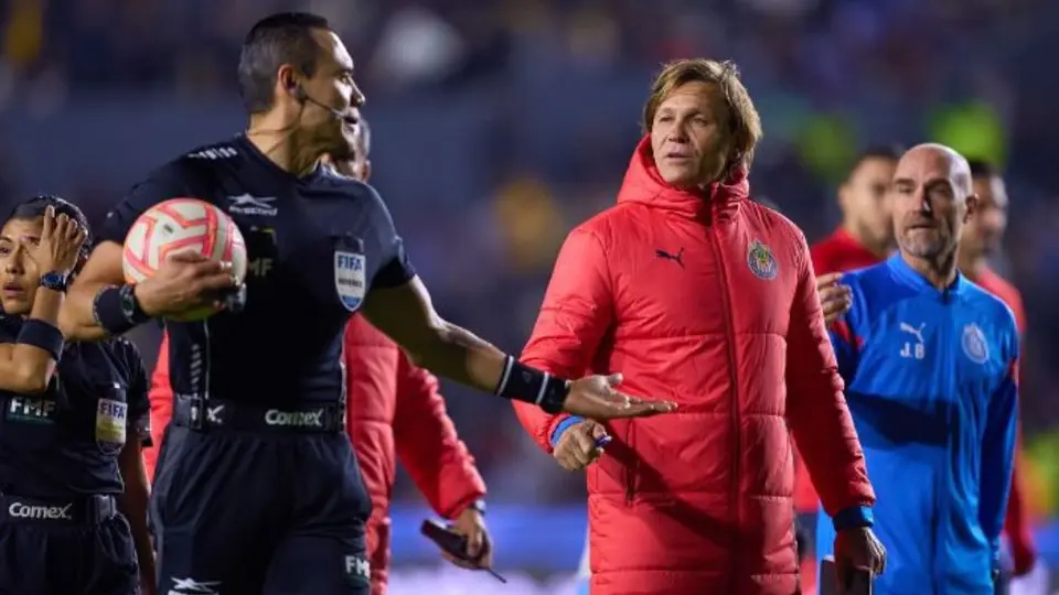 Chivas: Auxiliar de Paunovic fue expulsado por reclamarle al árbitro