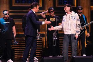 Peso Pluma hizo historia en el programa de Jimmy Fallon