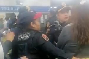 Taquillera del Metro de la Ciudad de México agredió a menor discapacitado; policías la detienen