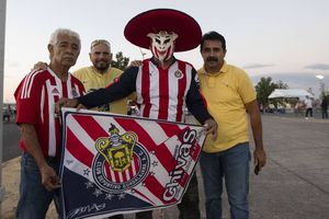 Afición de América y Chivas hacen retas de baile previo al Clásico Nacional