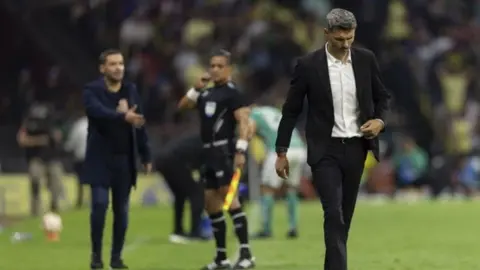 Tano Ortíz, Larcamón y Romero se van dos juegos suspendidos tras incidentes en el América vs León