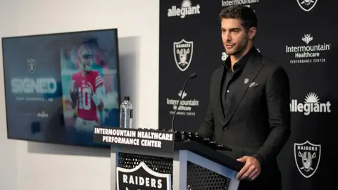 Jimmy Garoppolo: Le ofrecieron ‘relaciones íntimas gratis de por vida’ por unirse a los Raiders