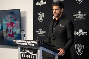 Jimmy Garoppolo: Le ofrecieron ‘relaciones íntimas gratis de por vida’ por unirse a los Raiders