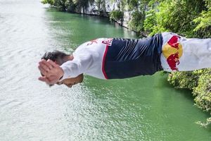 Mexicano Jonathan Paredes y dos clavadistas más se lucen en clavados extremos en Guatemala