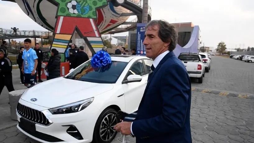 Pachuca: Almada recibió un auto del año como premio al Título del AP2022