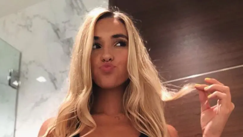 Kayla Simmons encendió las redes y se hizo viral al posar con diminuto bikini