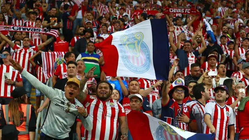 Chivas: Decenas de aficionados se reunieron en La Minerva para celebrar su pase a 'Semis'