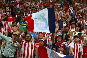 Chivas: Decenas de aficionados se reunieron en La Minerva para celebrar su pase a 'Semis'