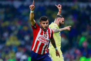 Alexis Vega se calienta con Zendejas: 'Me pelas la v...'