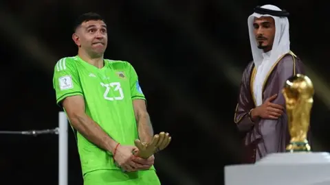 Dibu Martínez sobre festejo con guante de oro: 'Es lo único que no estoy orgulloso de haber hecho'