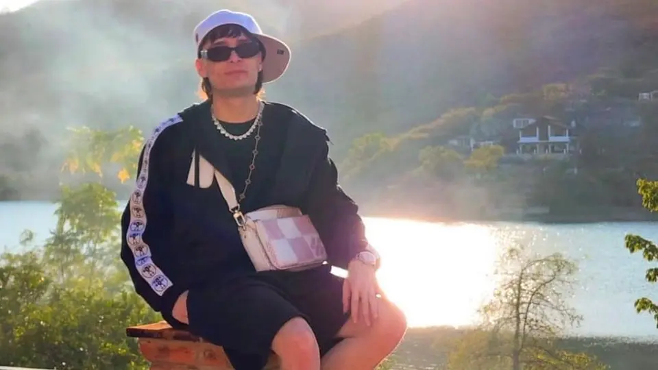 Confunden a joven con Peso Pluma y le piden fotos