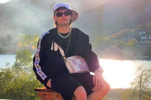 Confunden a joven con Peso Pluma y le piden fotos