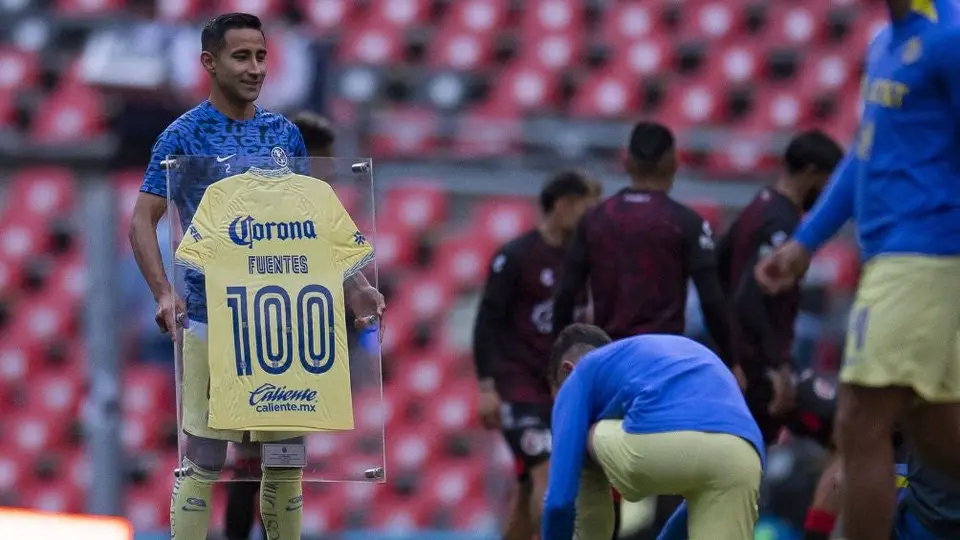 América homenajeó a Luis Fuentes por sus 100 partidos con las Águilas