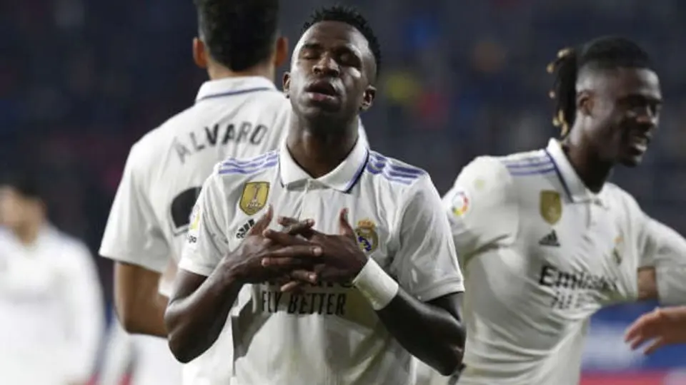 Barcelona: Aficionados culés le cantan a Vinicius "muérete" en el Camp Nou