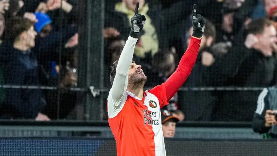 Santi Giménez y el Feyenoord hacen lluvia de goles y acceden a Cuartos de Final