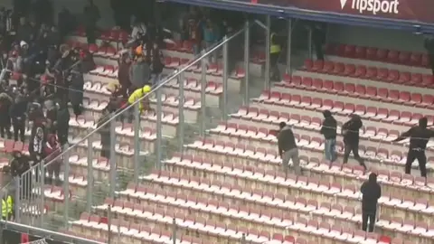 Aficionados armaron guerra de bolas de nieve en el duelo entre Sparta Praga y el Nüremberg