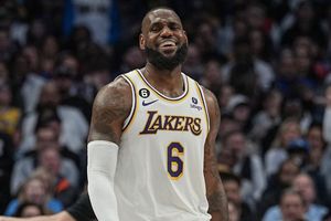 LeBron James orquestó una remontada histórica frente a los Mavs de Luka Doncic