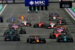 Checo Pérez: Mexicano tuvo un susto en el inicio del GP de Arabia Saudita