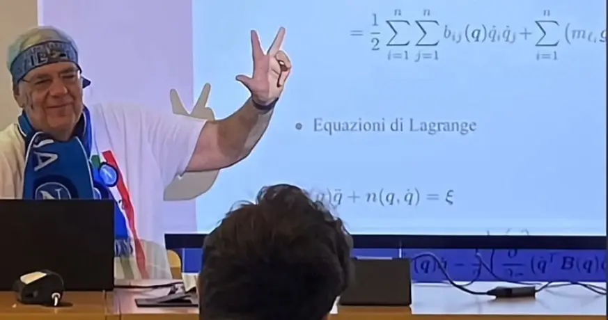 Napoli: Bruno Siciliano, profesor de robótica, llevó los festejos del Scudetto hasta los salones de clases