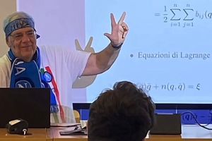 Napoli: Bruno Siciliano, profesor de robótica, llevó los festejos del Scudetto hasta los salones de clases