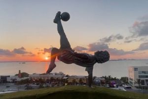 Hugo Sánchez muestra estatua en honor al 'Señor Gol' en su aniversario 35