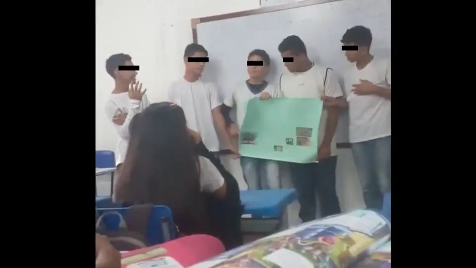 Alumna se burla de compañero y este la apuñala durante una exposición