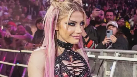 Alexa Bliss, luchadora de la WWE, fue diagnosticada con cáncer de piel