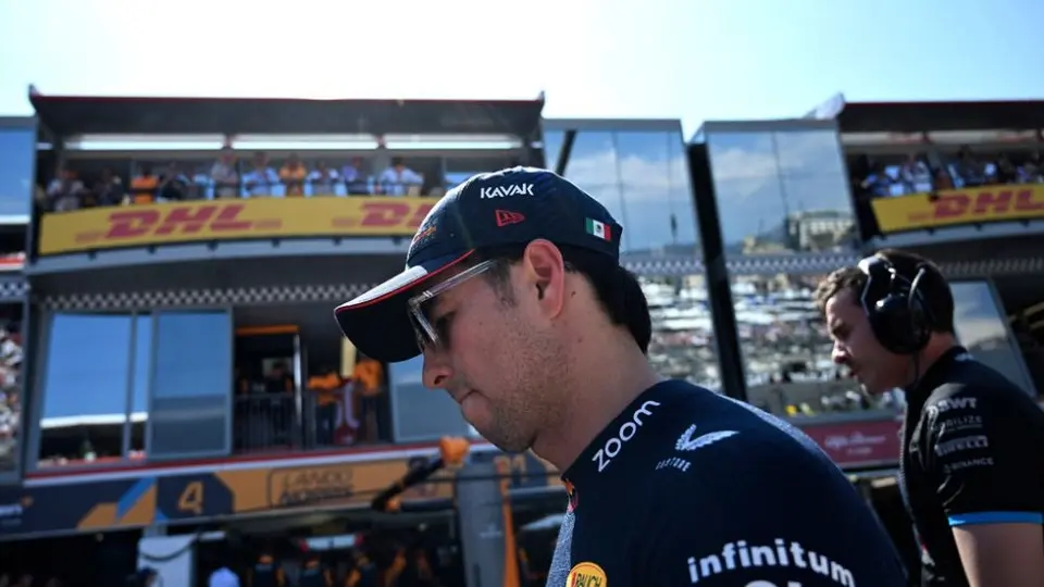 Nada le salió a 'Checo', rompió su alerón con Magnussen y casi provoca una tragedia con Rusell