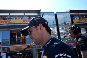 Nada le salió a 'Checo', rompió su alerón con Magnussen y casi provoca una tragedia con Rusell