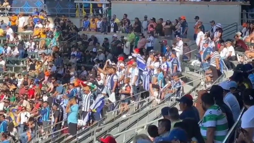 ¡Lamentable! Afición de Tigres se encara con gente de Tuzos en el Campeón de Campeones