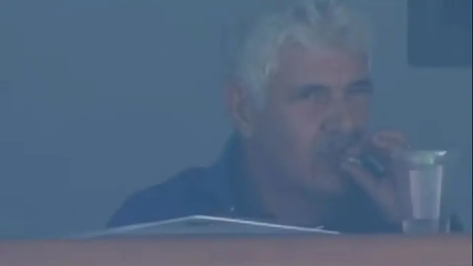 Tuca Ferretti, captado fumando un cigarro mientras dirigía al Cruz Azul en el Estadio Azteca
