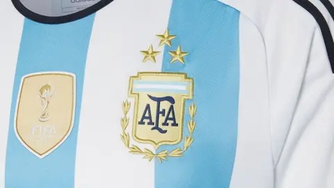 Camiseta de la Selección de Argentina con las tres estrellas se agotó en tres horas