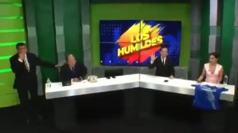 Terremoto en Ecuador: Conductores de tv sufren el sismo en vivo