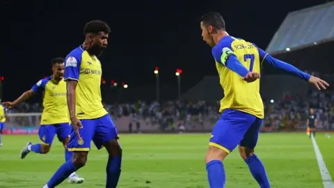 Cristiano Ronaldo: CR7 pidió que árbitro le firmara balón con el que realizó su póker con el  Al-Nassr