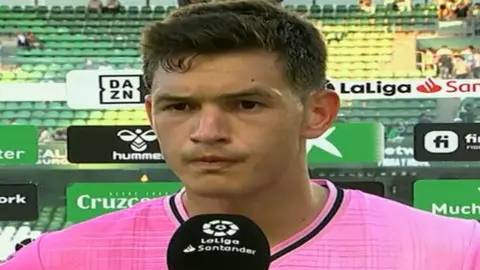 César Montes recibe críticas por hablar con acento español en entrevista