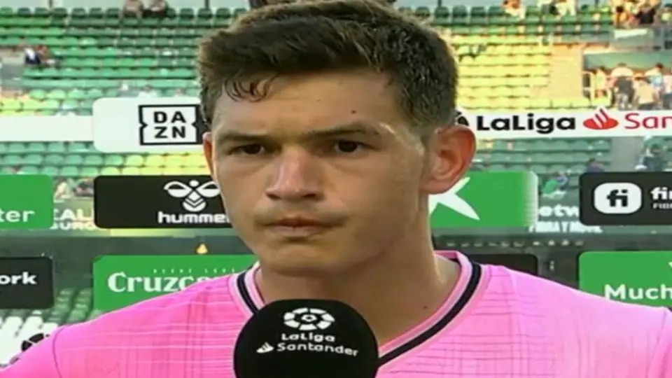 César Montes recibe críticas por hablar con acento español en entrevista
