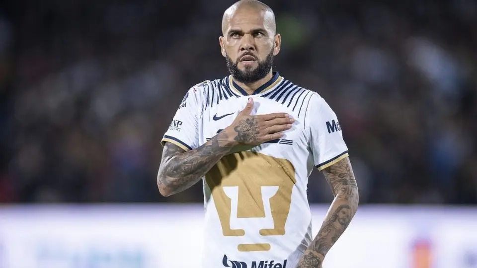 Dani Alves manda mensaje tras acusaciones: "Sé lo que represento y a quién represento"