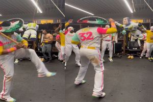 Padres de San Diego festejaron triunfo ante Gigantes con piñata en el vestidor