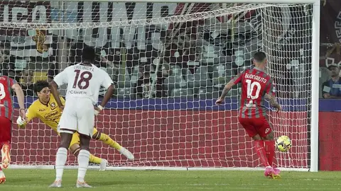 Johan Vásquez y el Cremonese vencieron al Salernitana de Ochoa en el cierre de la Serie A